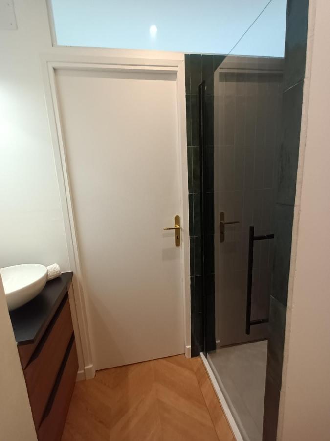 Paris Balcony Top Floor Room Bagian luar foto