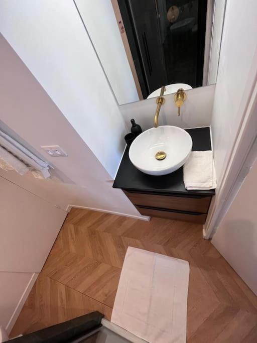 Paris Balcony Top Floor Room Bagian luar foto